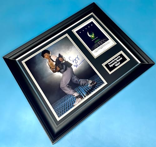 Sigourney Weaver Signed Photo In Luxury Handmade Wooden Frame With Photo Proof & AFTAL Member Certificate Of Authenticity Autograph Movie Film TV Memorabilia Alien Poster