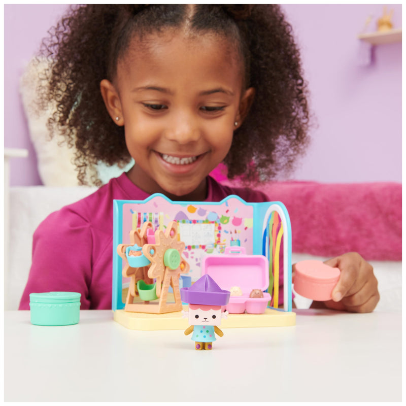 Gabby’s Dollhouse, Baby Box Craft-A-Riffic Room with Baby Box Cat Figure, Accessories, Furniture and Dollhouse Deliveries, Kids’ Toys for Ages 3 and up